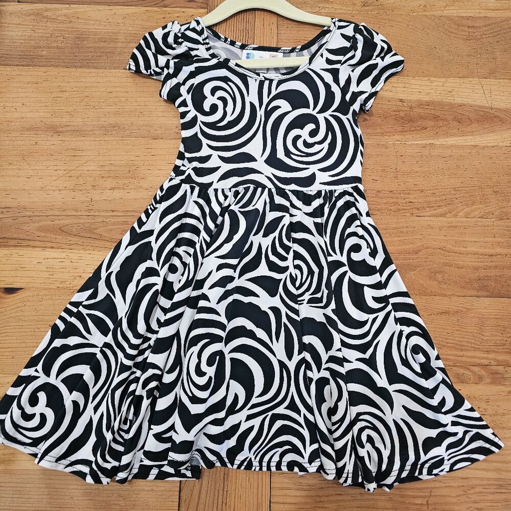 Dot Dot Smile Sz 2  Kids Cap Sleeve Dress‎ Floral White Black Swing Flowy Twirl